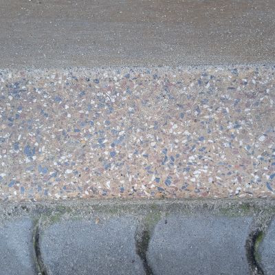 Zachowane na styku z kostką chodnikową wykończenie budynku ze szlifowanego lastrika. Zdjęcie ze zbior&oacute;w Biura Miejskiego Konserwatora Zabytk&oacute;w UM Rzeszowa